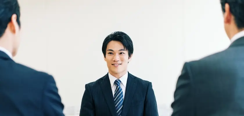 面接で特技を話すスーツ姿の男性