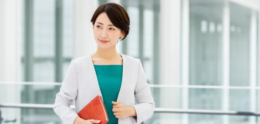 管理職になるメリットを象徴する女性のビジネスシーン