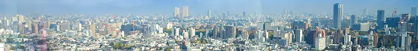 快晴の日の東京の街並み全景。日本のビジネス都市景観を象徴するスカイライン。