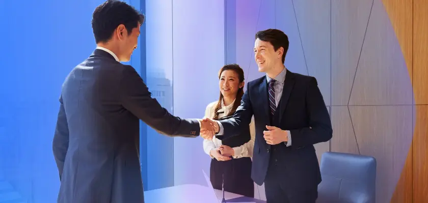 会議後に握手するビジネスパーソン — 日本の外資系保険会社への転職。