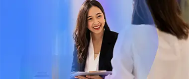 Business professional smiling in a client meeting – Hays Japan contracting recruitment support.